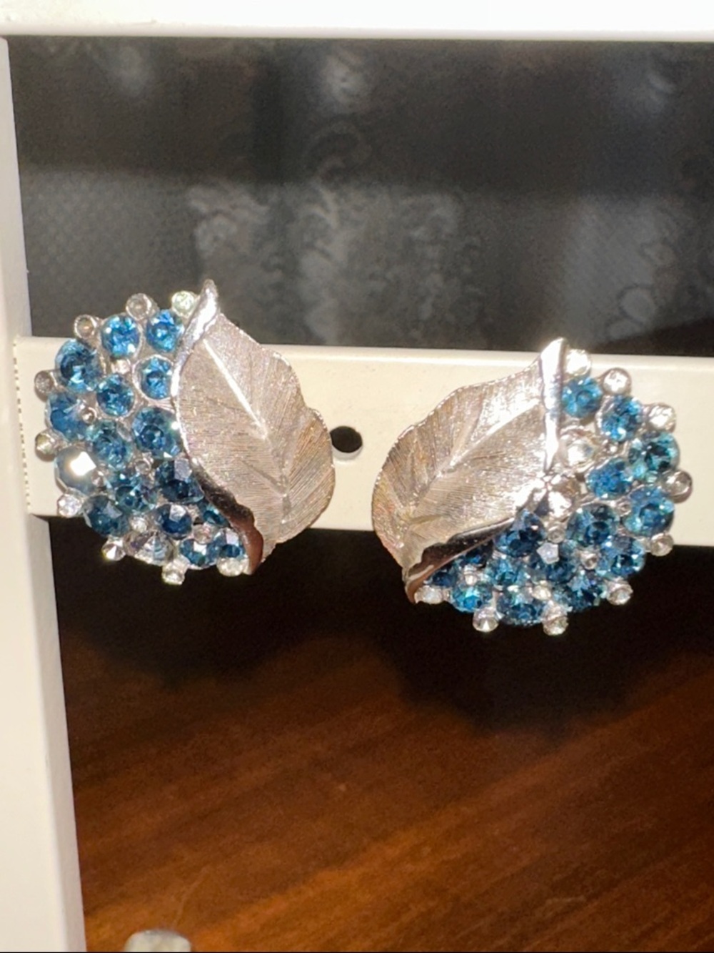 Vintage‎ 50s Crown Trifari Leaf Blue Crystal Rhinestone Cluster Clip on Earrings